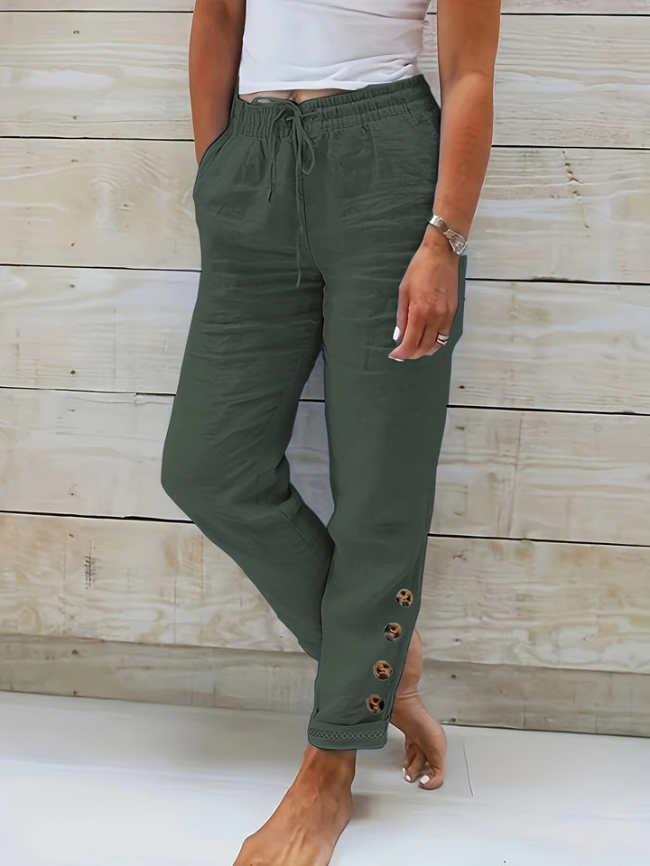 Pantalon femme ajusté, coupe droite classique, soulignant la silhouette avec élégance.