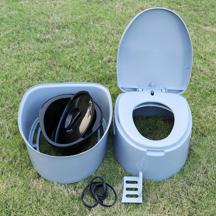 Toilette portable grise en PVC, design compact et léger, parfaite pour les urgences et le plein air.