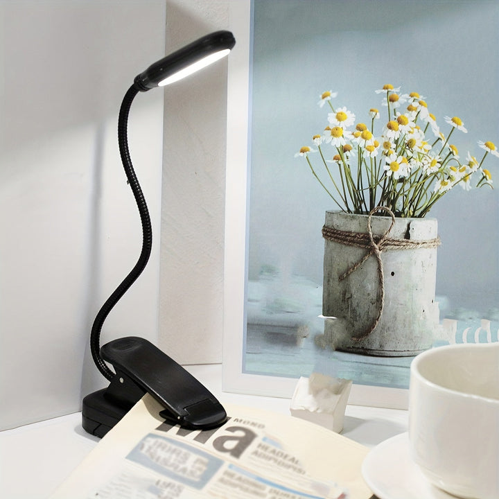 Lampe de voyage portable avec pince et col flexible, parfaite pour la lecture dans l'avion ou l'hôtel.
