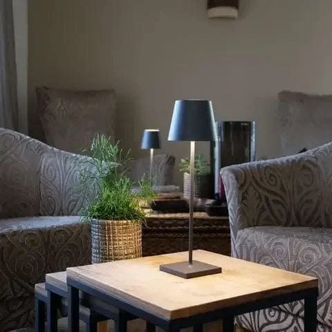 Lampe LED minimaliste pour table, sans fil, rechargeable, avec commande vocale pour un usage facile.