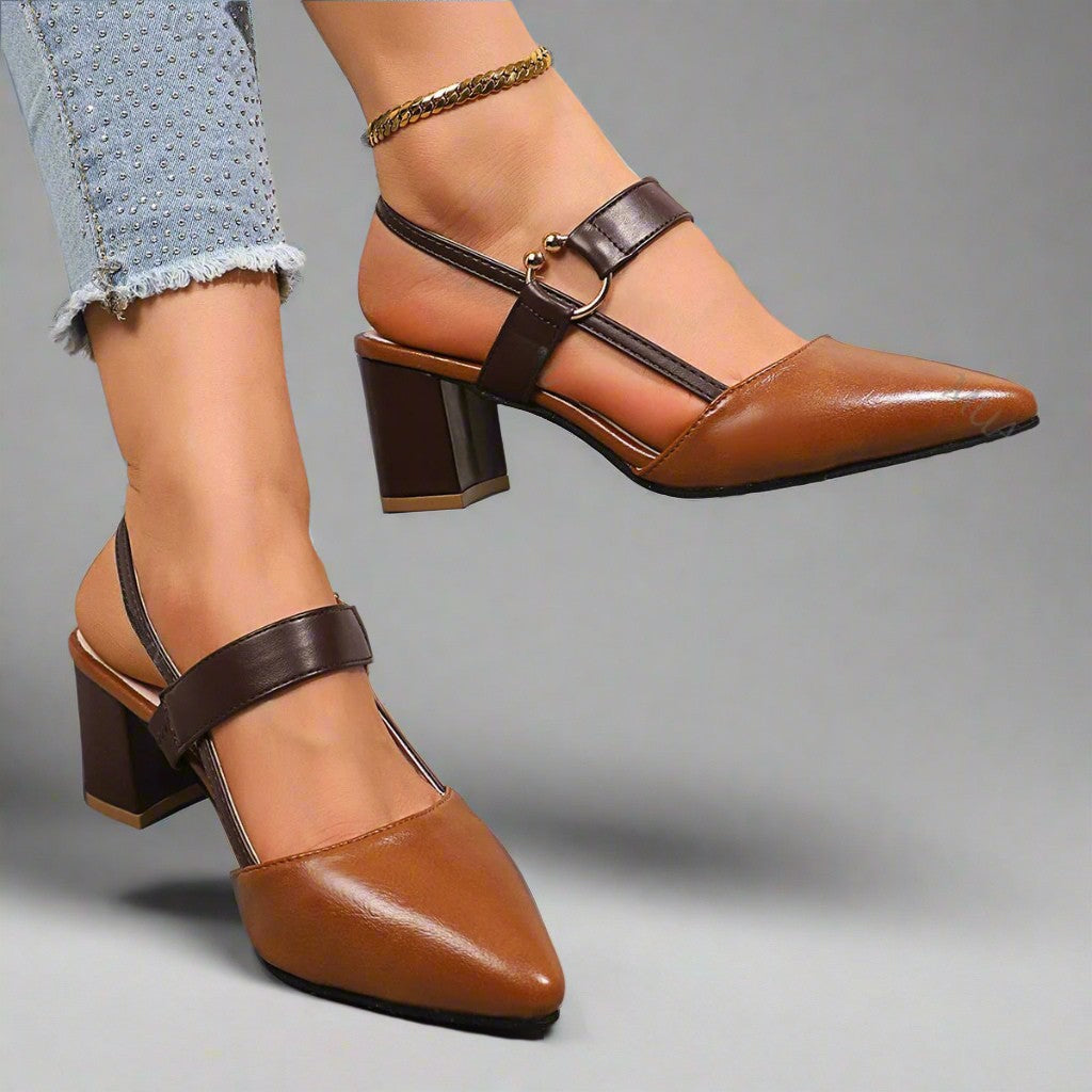 Talons bloc confortables marron, bout pointu. Chaussures élégantes et polyvalentes pour bureau ou soirée.