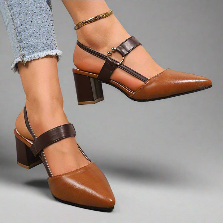 Talons bloc confortables marron, bout pointu. Chaussures élégantes et polyvalentes pour bureau ou soirée.