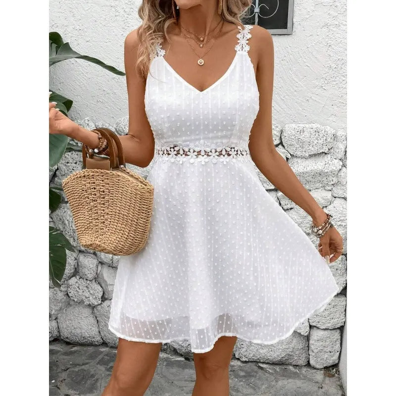 Mini-robe estivale femme, bretelles fines, décolleté dentelle, pois plumetis discrets, coupe fluide.
