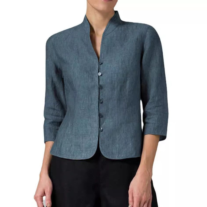 Blouse femme blanche ajustée, col montant et décolleté V. Parfaite pour un look décontracté chic.