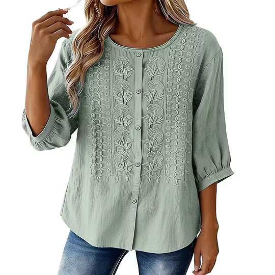 Blouse femme printanière, broderie florale et manches 3/4. Légère et fluide pour l'été.