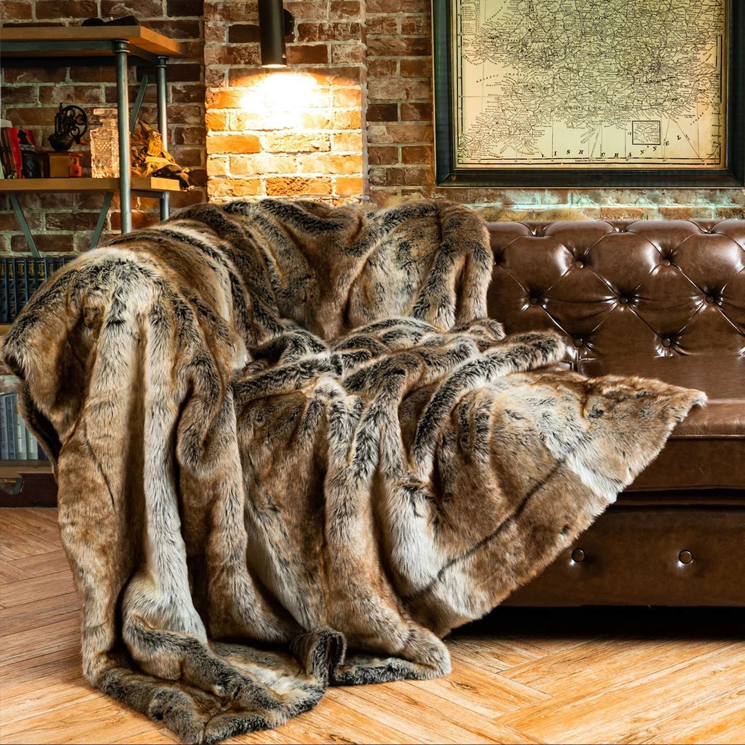Plaid décoratif en fausse fourrure taupe, parfait pour la chambre ou le canapé, un cocon de chaleur douillet.