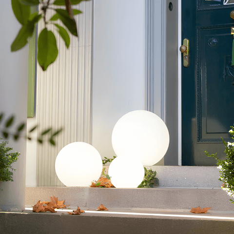 Lampe extérieure solaire LED, lumière d'ambiance sphérique pour un jardin lumineux et décoré.