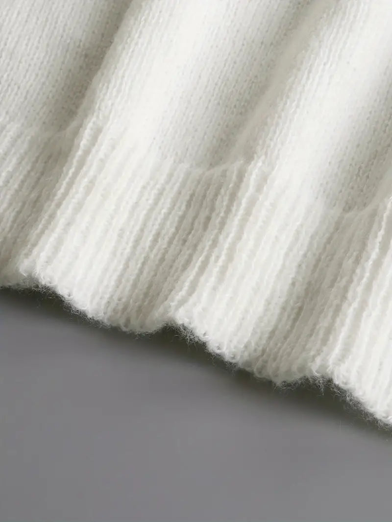 Vêtement pull femme blanc, doux au toucher. Élégant et chaud, idéal pour les fraîches journées d'automne.