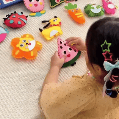 Développe la créativité avec ce kit de couture DIY pour enfants. Apprentissage ludique et développement moteur.