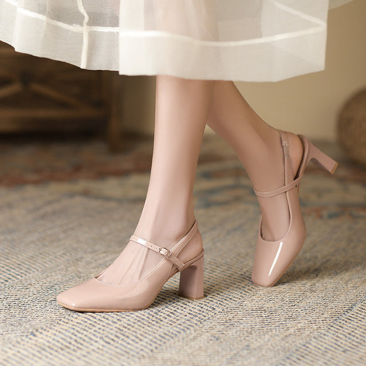Chaussures femmes à bride croisée ajustable et boucle, talon large pour un confort élégant et décontracté.