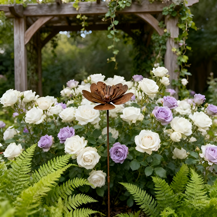 Ornement de jardin rustique: piquet fleur en métal rouillé, apportant une touche florale unique à votre extérieur.