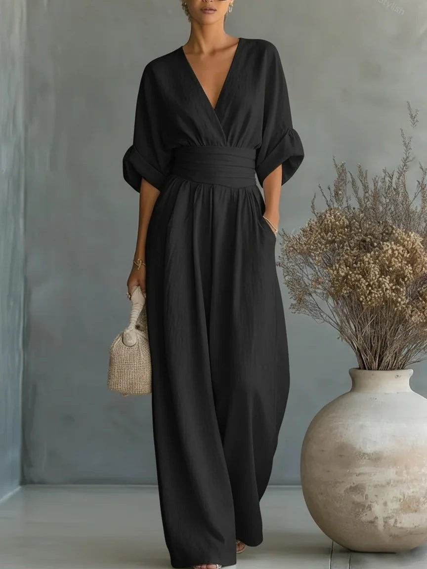 Combinaison fluide femme, décolleté V élégant et jambes larges. Confort et chic pour l'été.