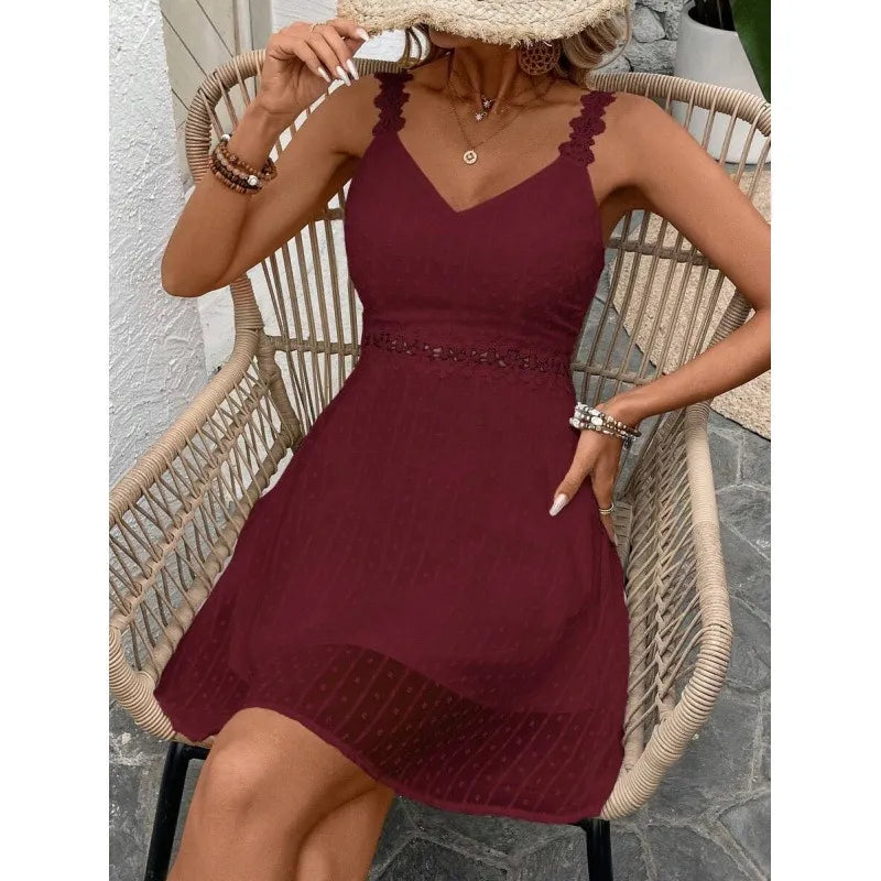 Look estival romantique avec cette robe mini femme à bretelles fines et dentelle élégante.