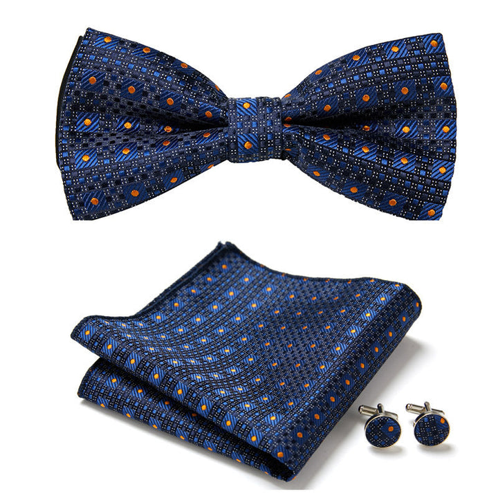 Accessoires mariage homme : nœud papillon, pochette, boutons de manchette à motifs.