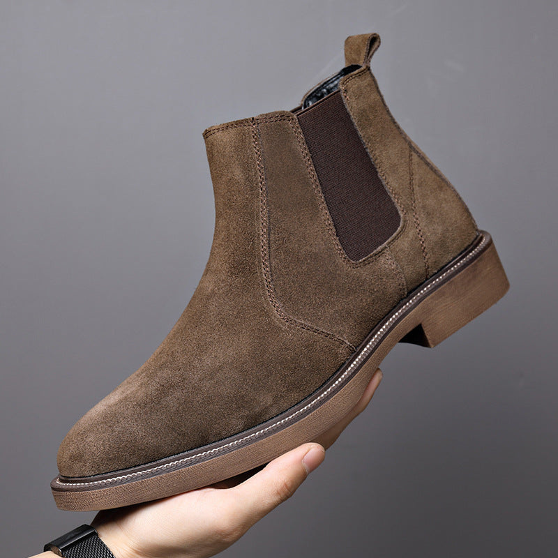 Gros plan sur des bottines Chelsea noires pour hommes, soulignant le design épuré et le confort.