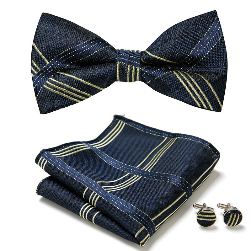 Élégant set homme : nœud papillon, pochette, boutons de manchette pour un look distingué.