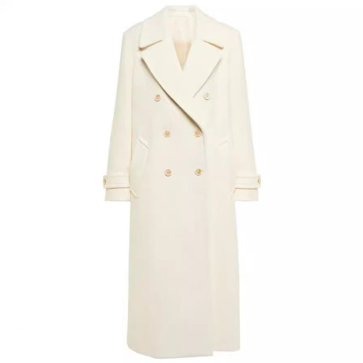 Vue rapprochée d'un manteau femme long croisé élégant. Vêtement extérieur chic pour automne/hiver. Mode féminine.