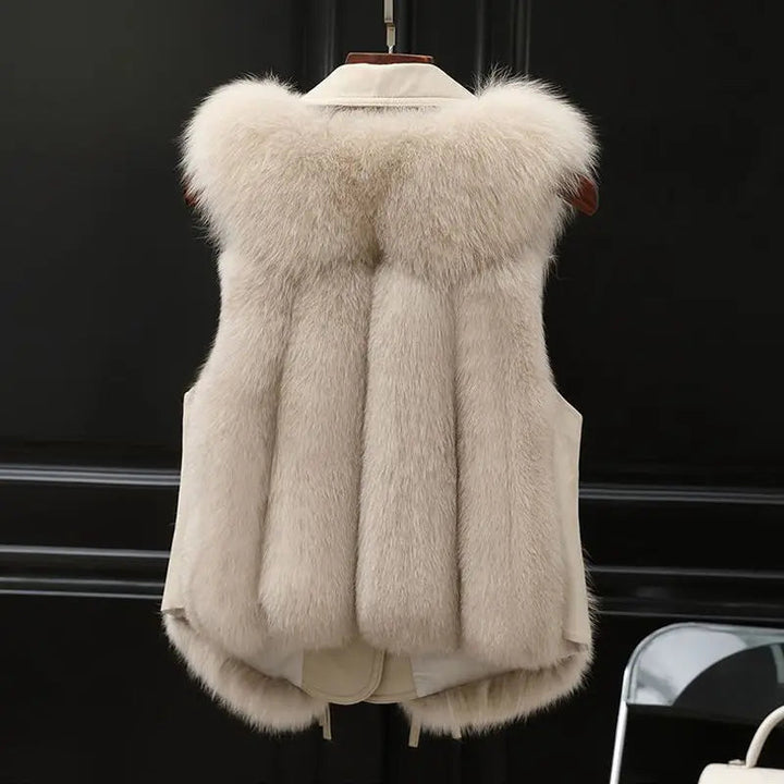 Gilet femme élégant en fausse fourrure de qualité, coupe ajustable, idéal pour une silhouette raffinée.