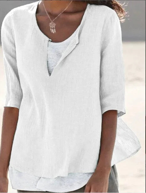 Blouse femme estivale fluide à superpositions et col V. Tenue quotidienne décontractée ou chic, mode femme.