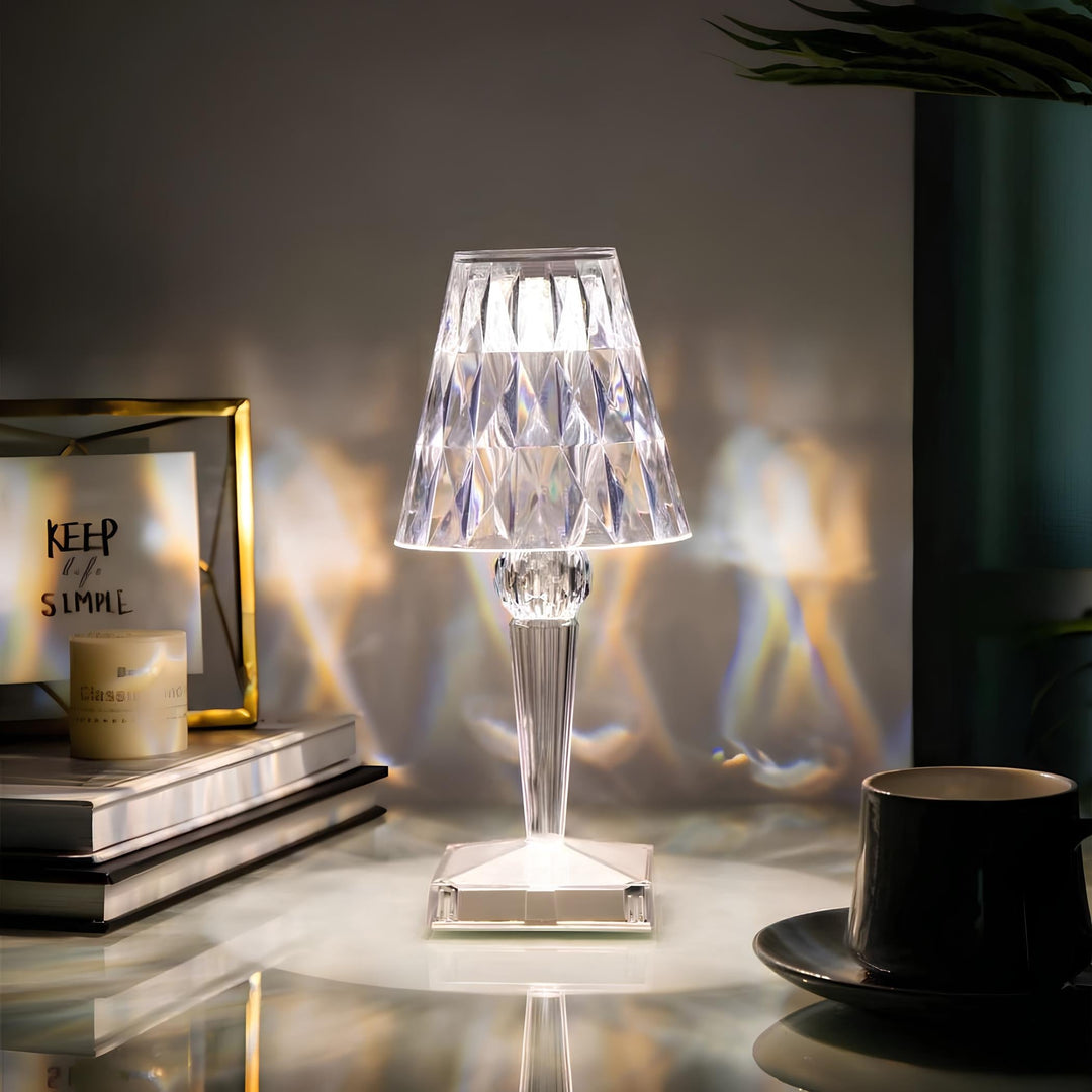 Lampe de table en cristal, design contemporain. Éclairage LED tactile pour une décoration d'intérieur raffinée.