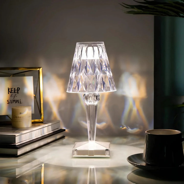 Élégante lampe de table LuxeIllume, base céramique sculptée, abat-jour tissu diffusant une lumière douce.