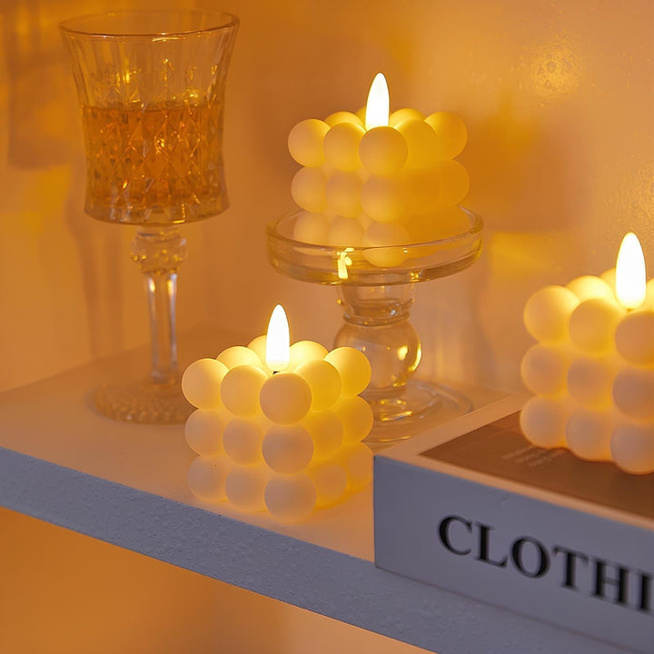 Décoration maison avec bougies LED sans flamme, créant un éclairage d'ambiance chaleureux et lumineux.