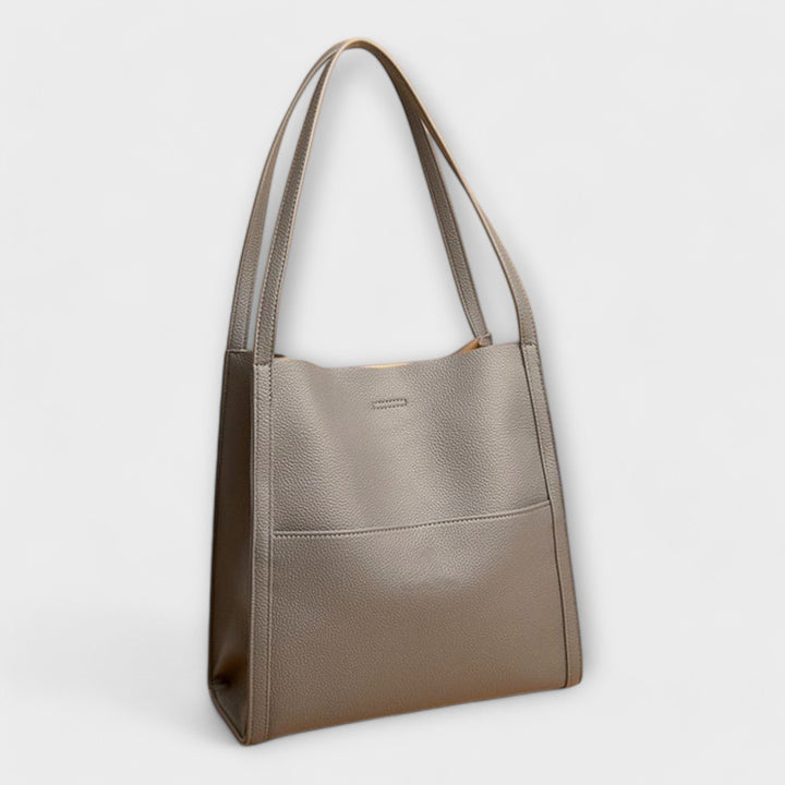 Détail du sac à main femme en cuir fait main. Montre la qualité du cuir et le savoir-faire artisanal, très mode.