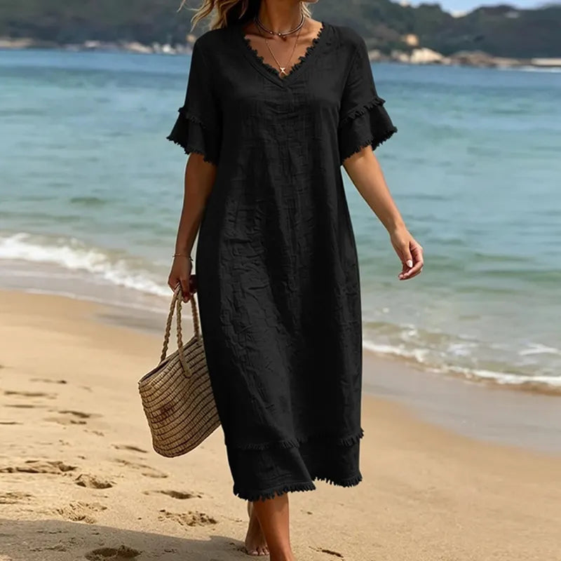 Élégante robe bohème fluide en polyester avec col V et franges. Idéale pour un look chic ou casual au printemps/été.