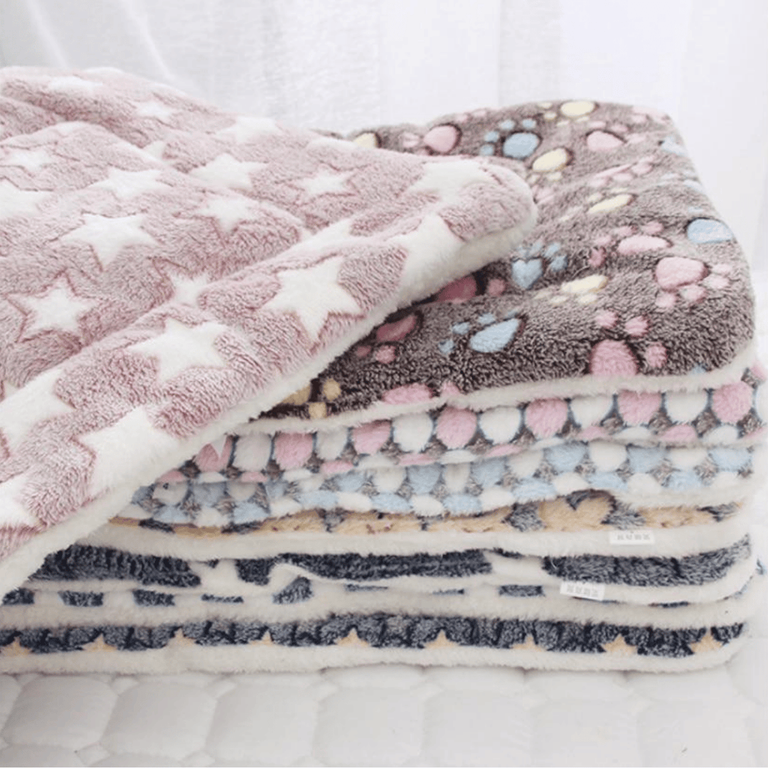Couverture pour chat pliée, montrant son design élégant et sa douceur pour le confort félin.