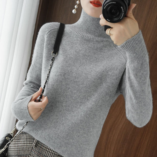 Pull mode femme Lina, col roulé chic et confortable, essentiel pour l'hiver.