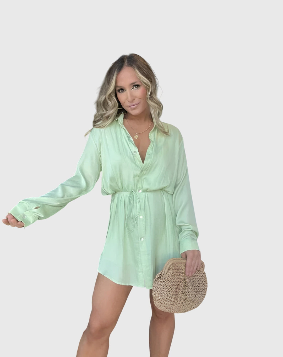 Combinaison-short chic à manches courtes pour soirée ou sortie décontractée femme élégante.