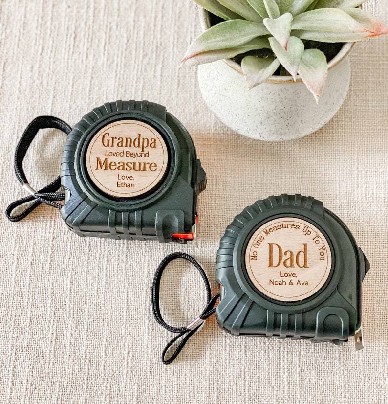 Présentation élégante du set marteau et mètre personnalisé, prêt à offrir comme cadeau unique.