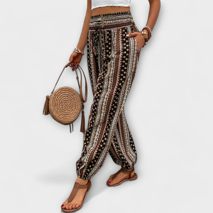 Tenue décontractée chic: pantalon femme Scarlett à motif ethnique graphique, très confortable.
