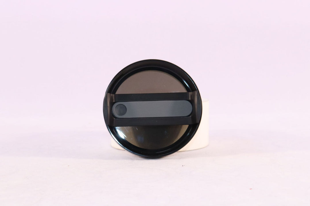 Mug grande capacité avec paille pour boire facilement, et poignée pour transport.