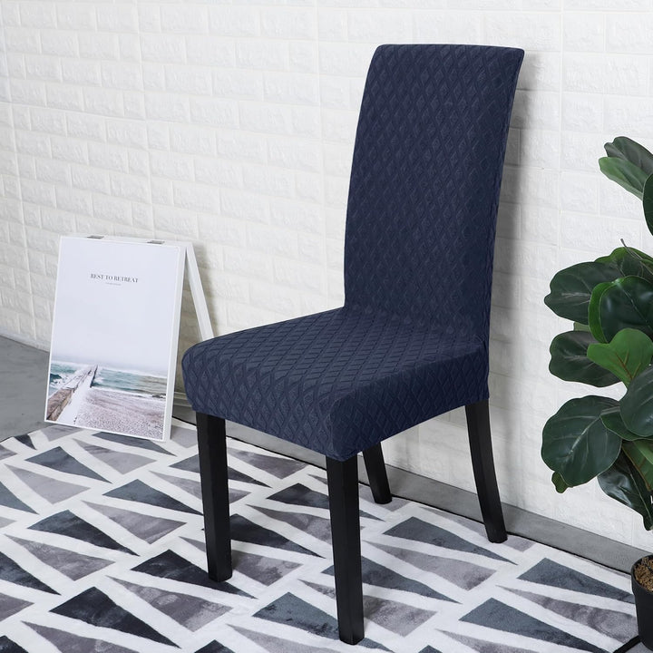 Housse de chaise polyester, résistante aux taches. Idéale pour les repas en famille, facile à laver.