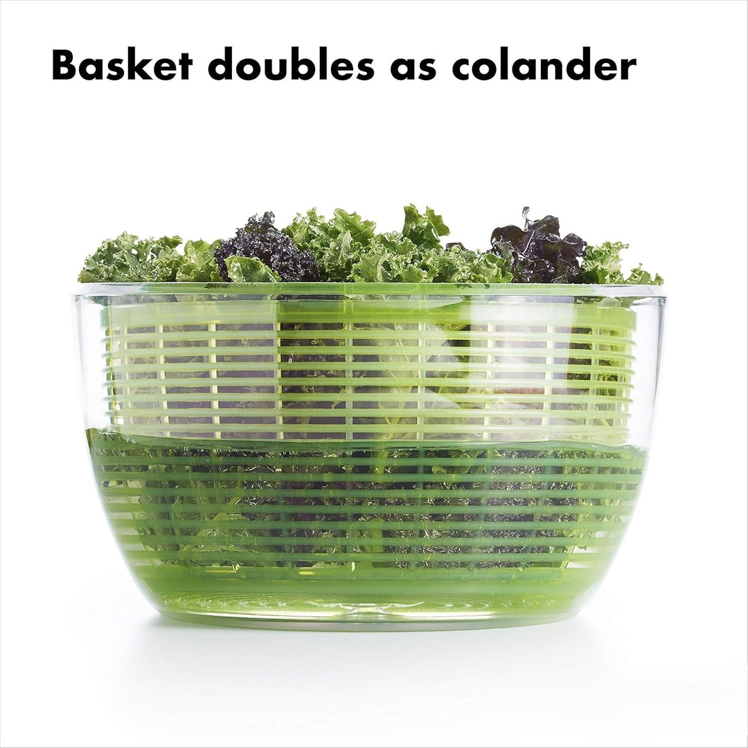 Essoreuse à salade manuelle, verte et noire, garantissant des légumes frais et secs en un clin d'œil.