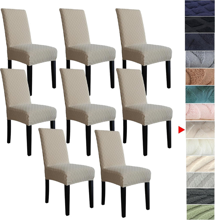 Protégez vos chaises avec cette housse extensible en polyester. Facile à laver et décorative.