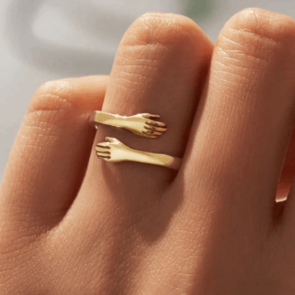 MÁS QUE UN ANILLO — UN ABRAZO ETERNO