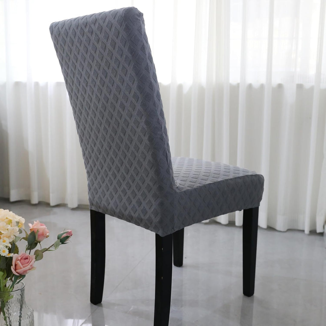 Housse de protection pour chaise, tissu extensible et durable. Améliore la longévité de l'ameublement.