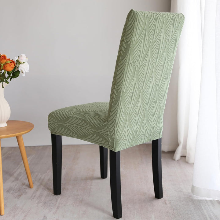 Rénovation chaises de salle à manger avec housses extensibles. Facile à installer, transforme l'espace.
