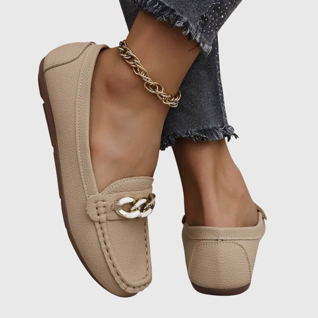 Mocassins femme confortables à bout rond, ornés d'une chaîne chic. Chaussures classiques et polyvalentes.