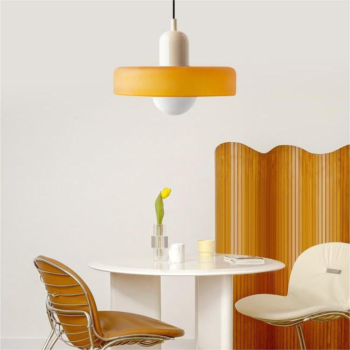 Suspension design Bauhaus, verre coloré et chic, pour un intérieur lumineux et stylé.