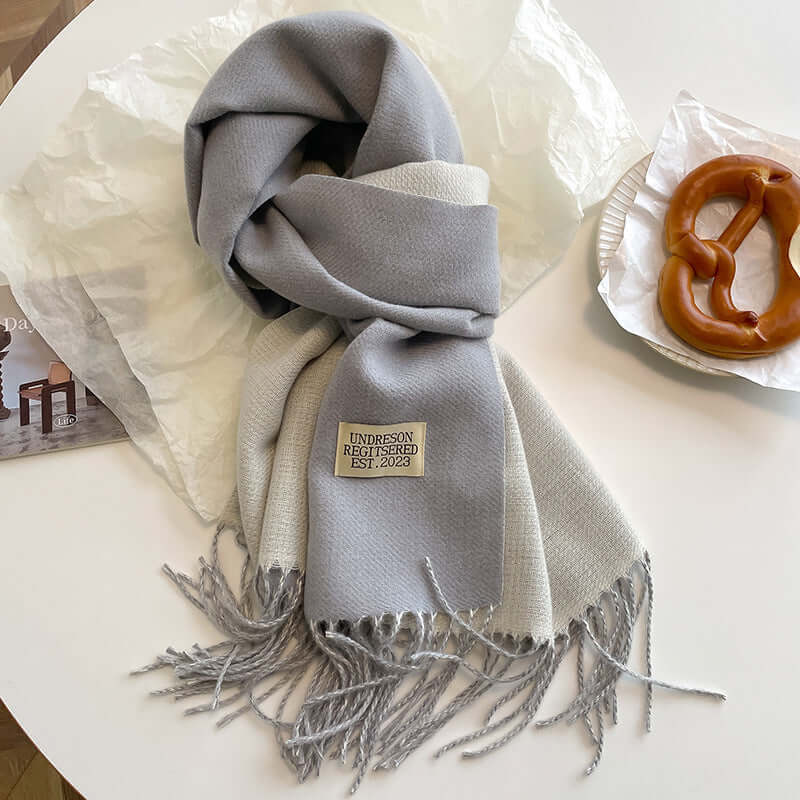 Accessoire mode hiver : écharpe femme en cachemire réversible, offrant chaleur et douceur élégante.