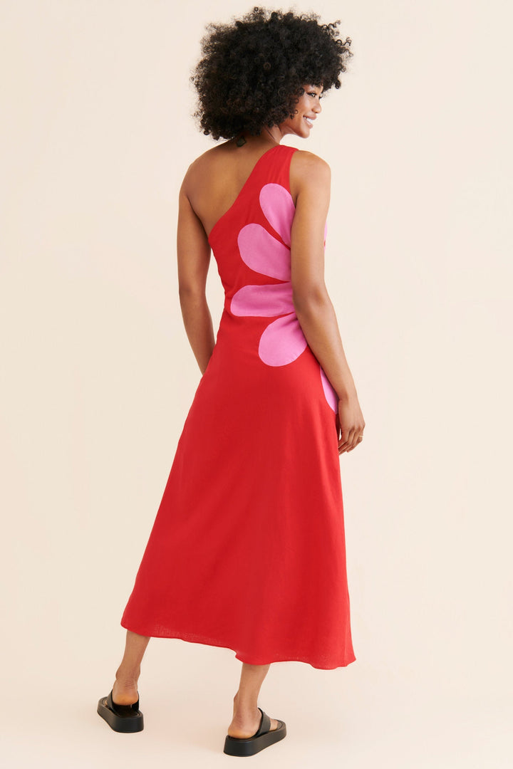 Détail de la robe maxi florale asymétrique Élégance Serena. Coupe élégante à épaule unique pour femme.
