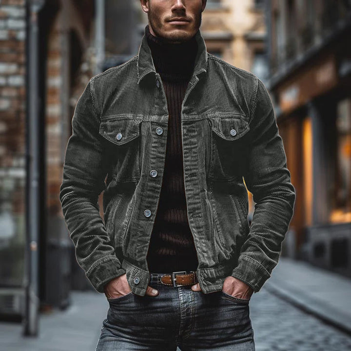 Col et poignets vintage d'une veste homme workwear, ajoutant du caractère au style décontracté.