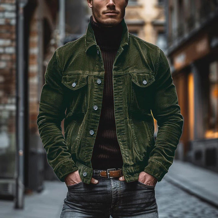 Homme en veste workwear vintage, confortable pour la randonnée et activités de plein air.