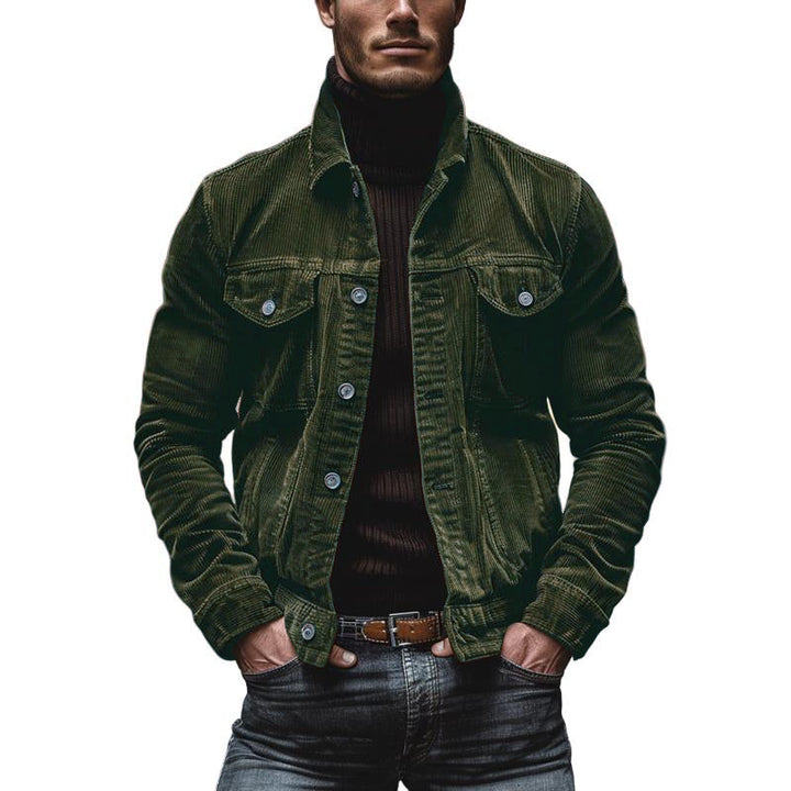 Homme portant une veste workwear vintage style urbain, look décontracté parfait pour la ville.