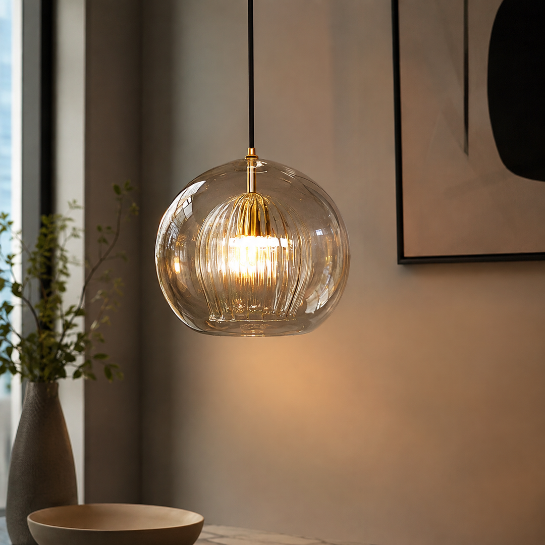 Luminaire suspendu globe verre diffusant lumière chaude, design moderne, parfait pour une décoration intérieure cosy.