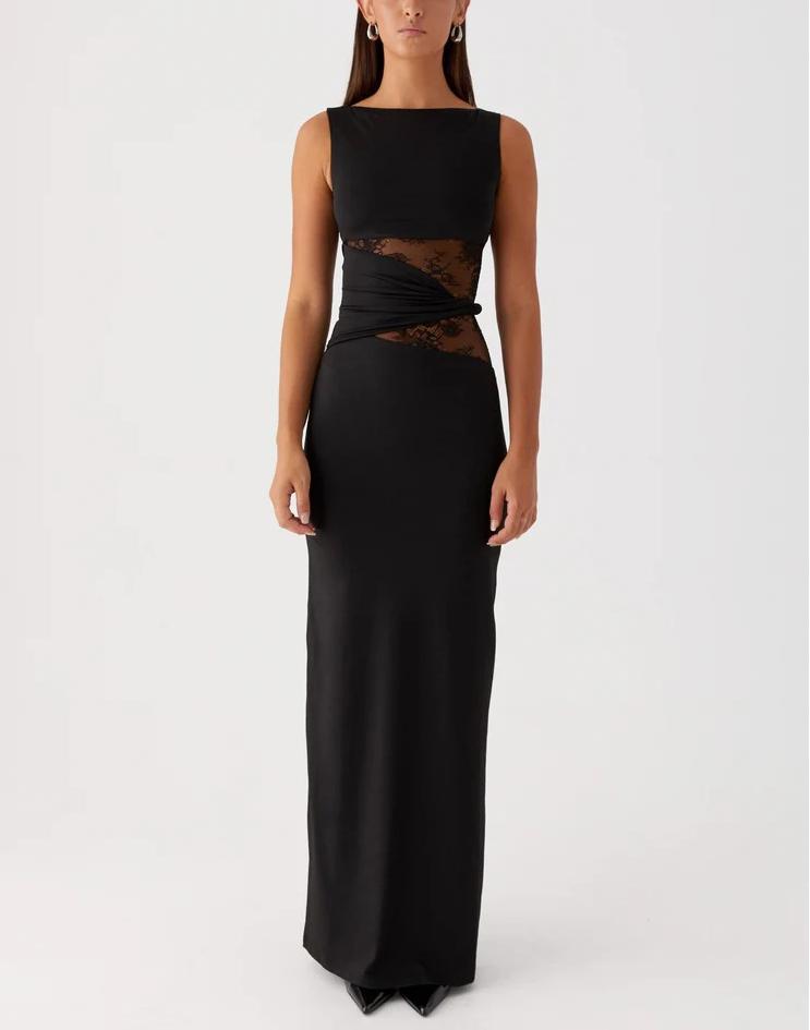 Modèle de robe longue ajustée noire à manches longues, ornée de dentelle florale et d'un drapé latéral flatteur.