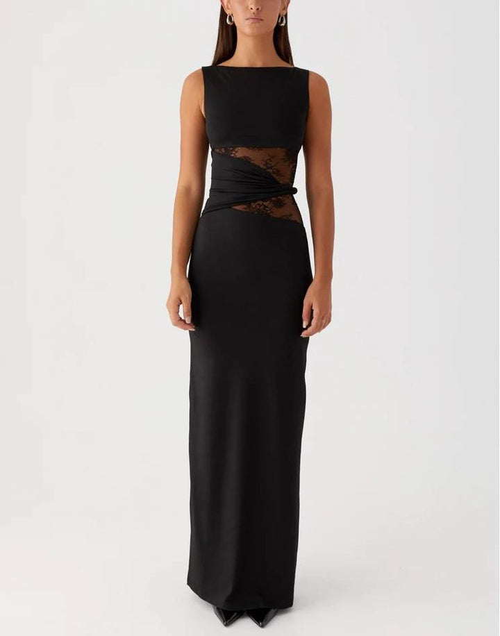Modèle de robe longue ajustée noire à manches longues, ornée de dentelle florale et d'un drapé latéral flatteur.